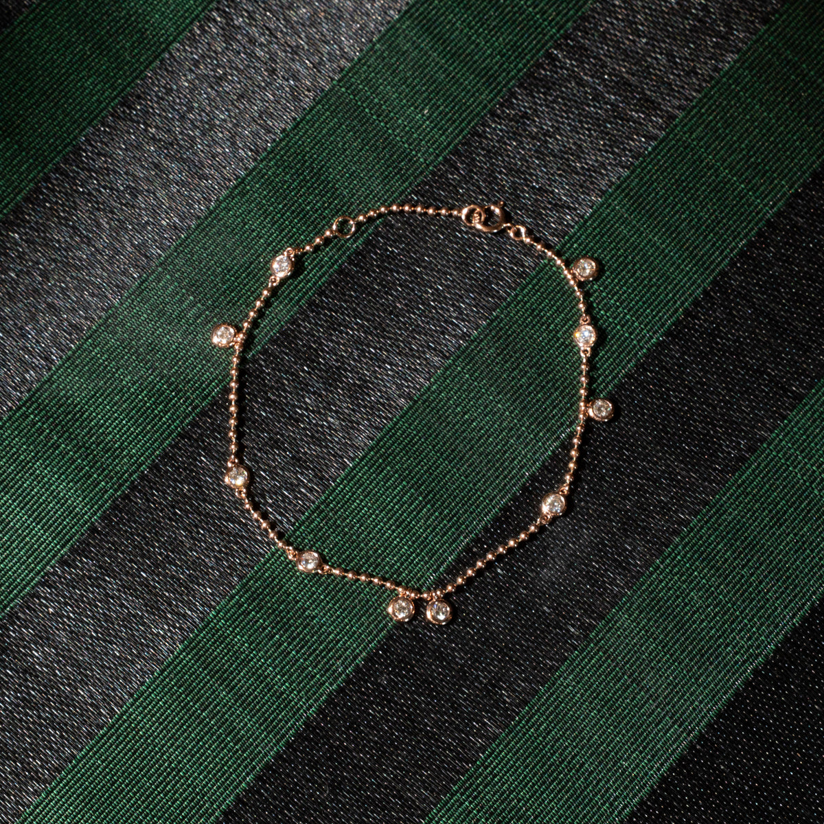 Kugelarmband mit hängenden Diamanten