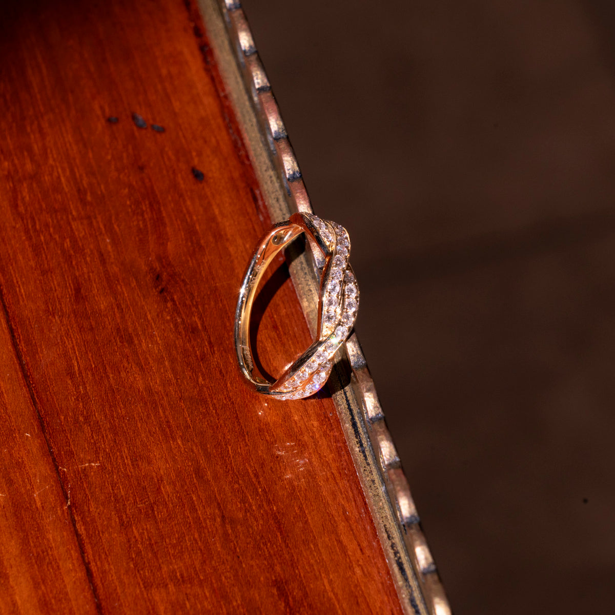 Ring mit geschwungenen Bändern