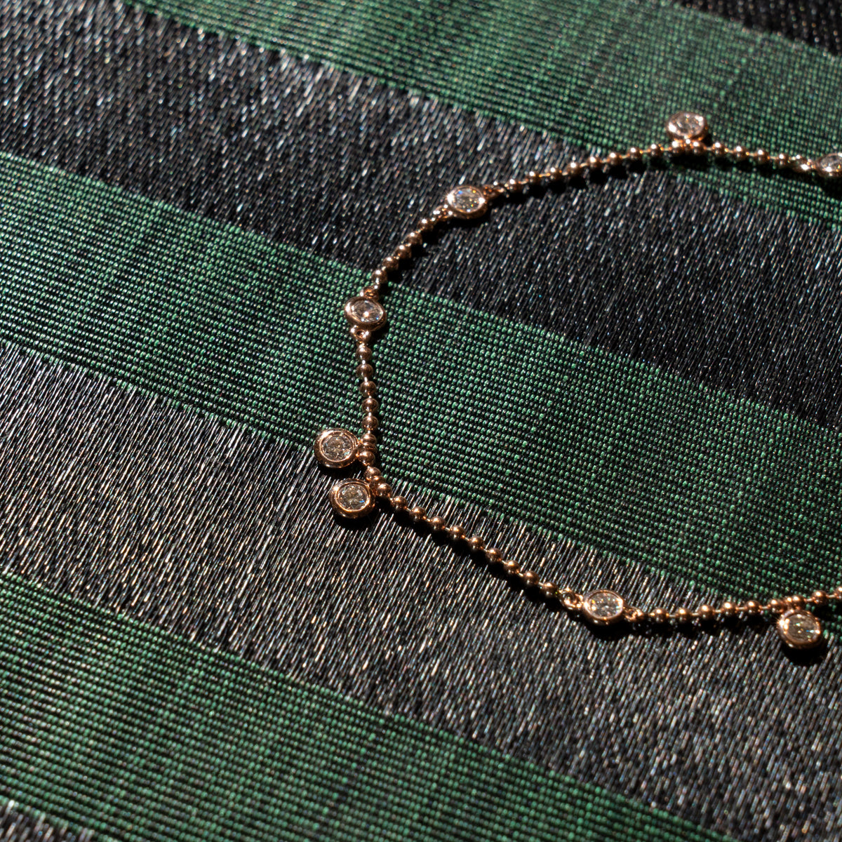Kugelarmband mit hängenden Diamanten