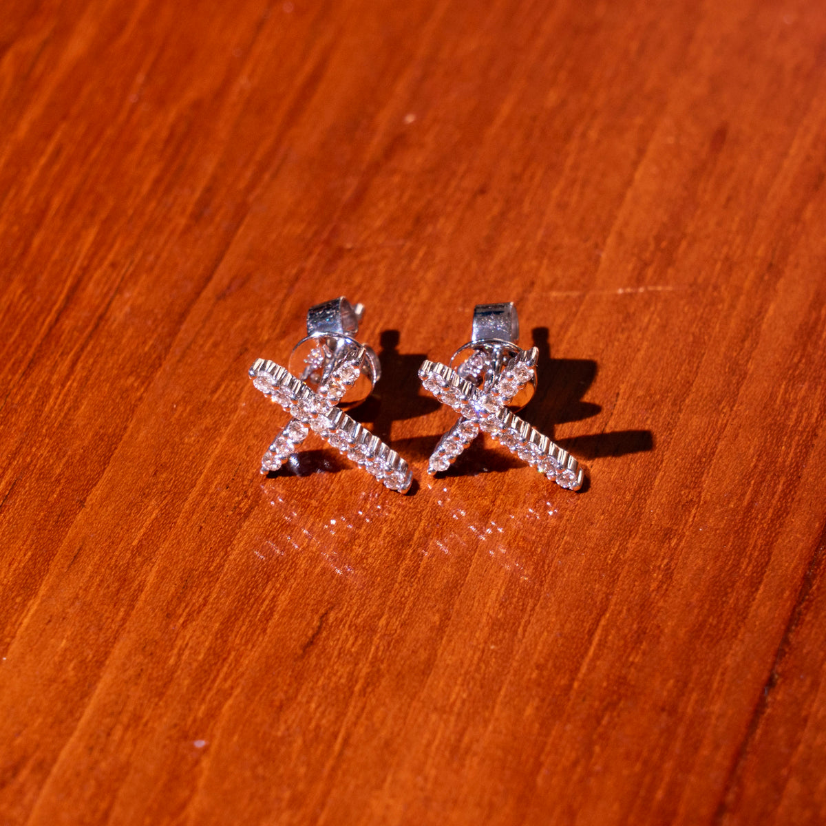 Kreuz Ohrstecker mit Diamanten