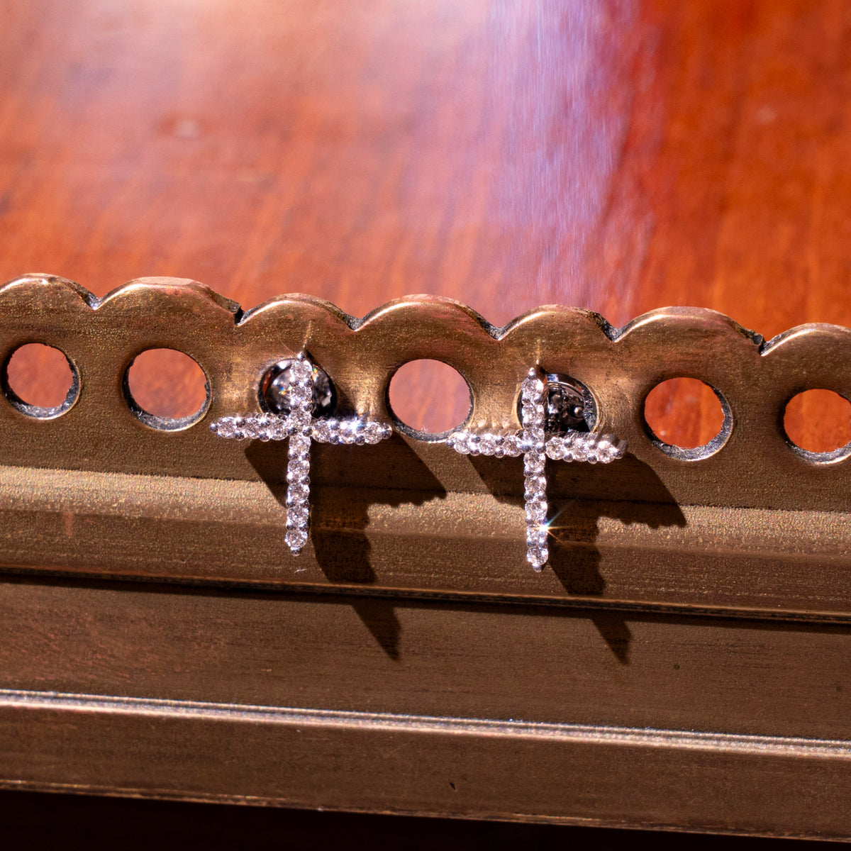 Kreuz Ohrstecker mit Diamanten