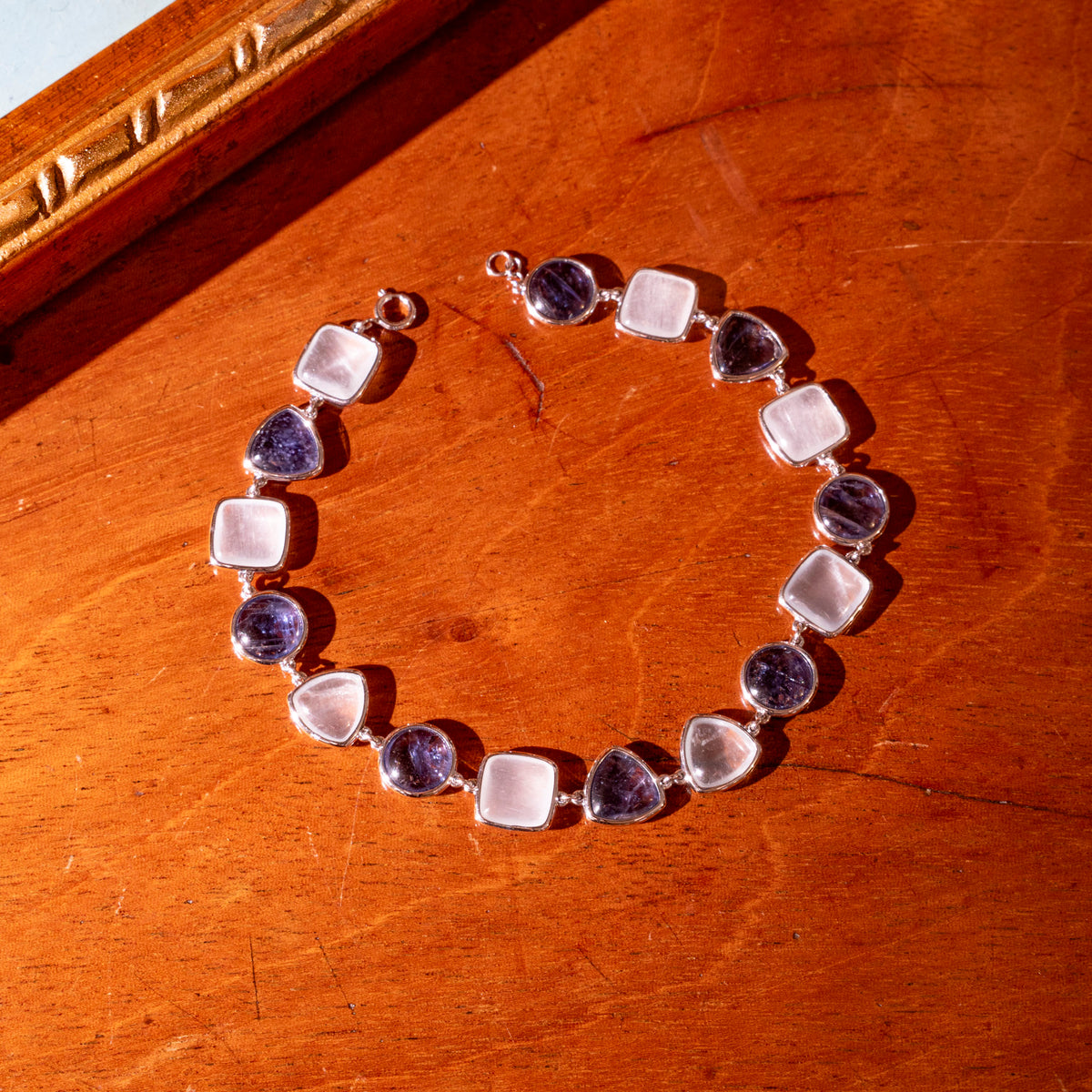Armband mit Aquamarinen und Iolithen
