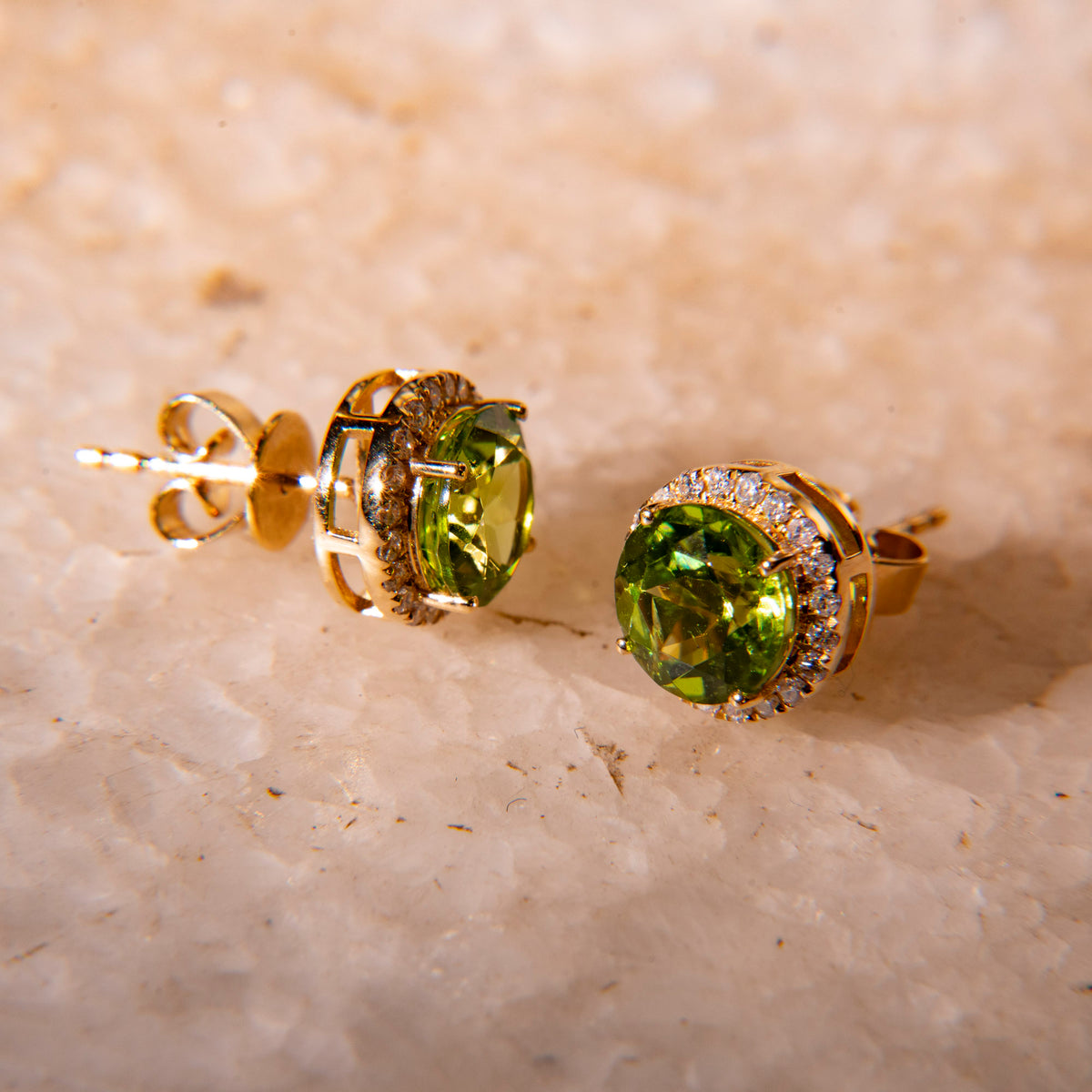 Peridot Ohrstecker mit Diamanten