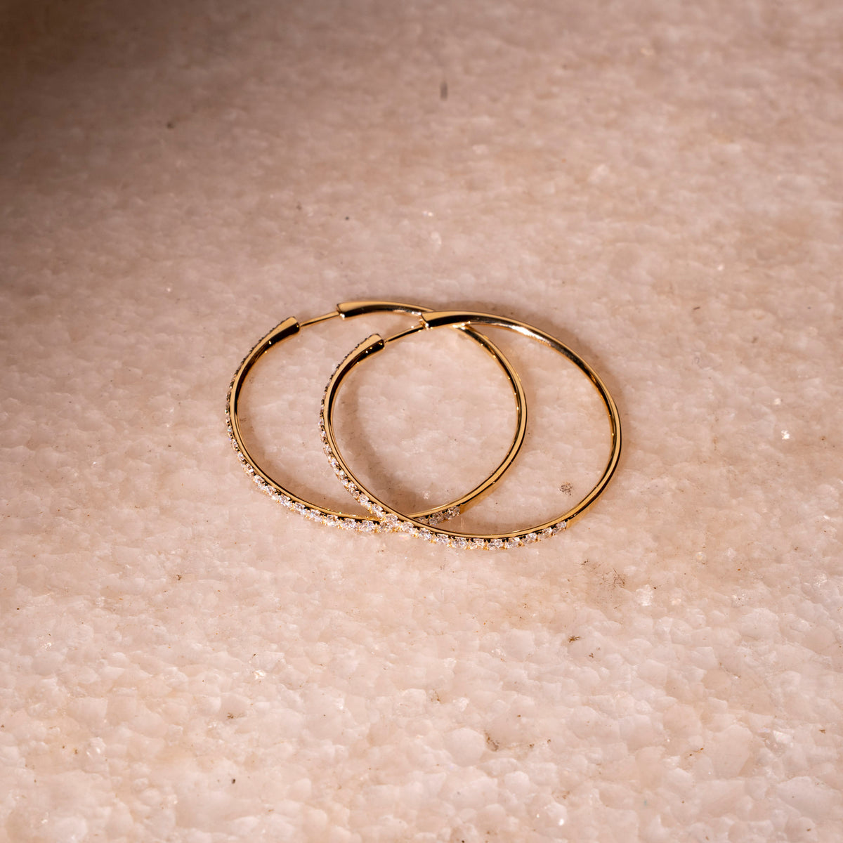 Große Creolen mit Diamanten