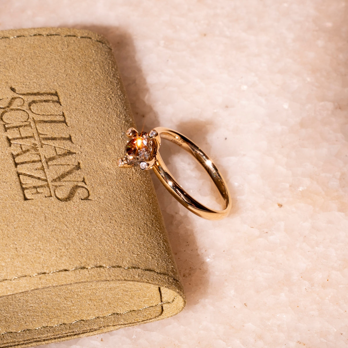Solitär Ring mit Diamanten
