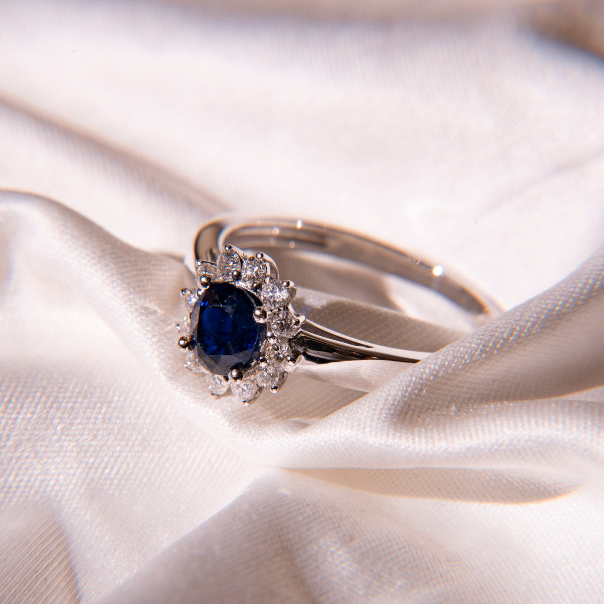 Saphir Ring mit Diamanten