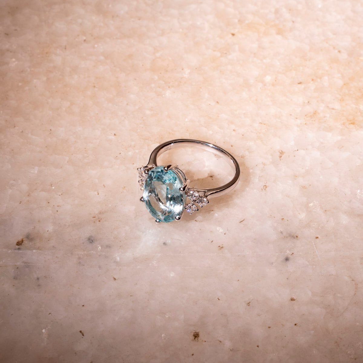 Aquamarin Ring mit Diamanten
