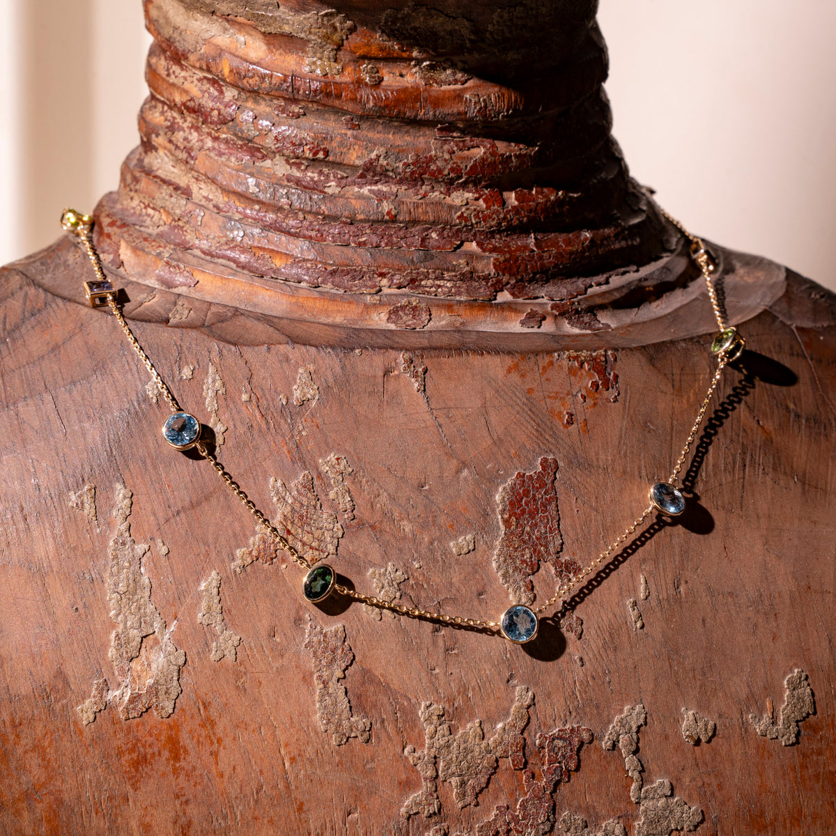 Collier mit diversen Edelsteinen