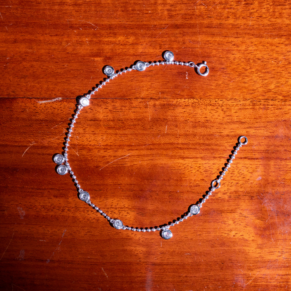 Kugelarmband mit hängenden Diamanten