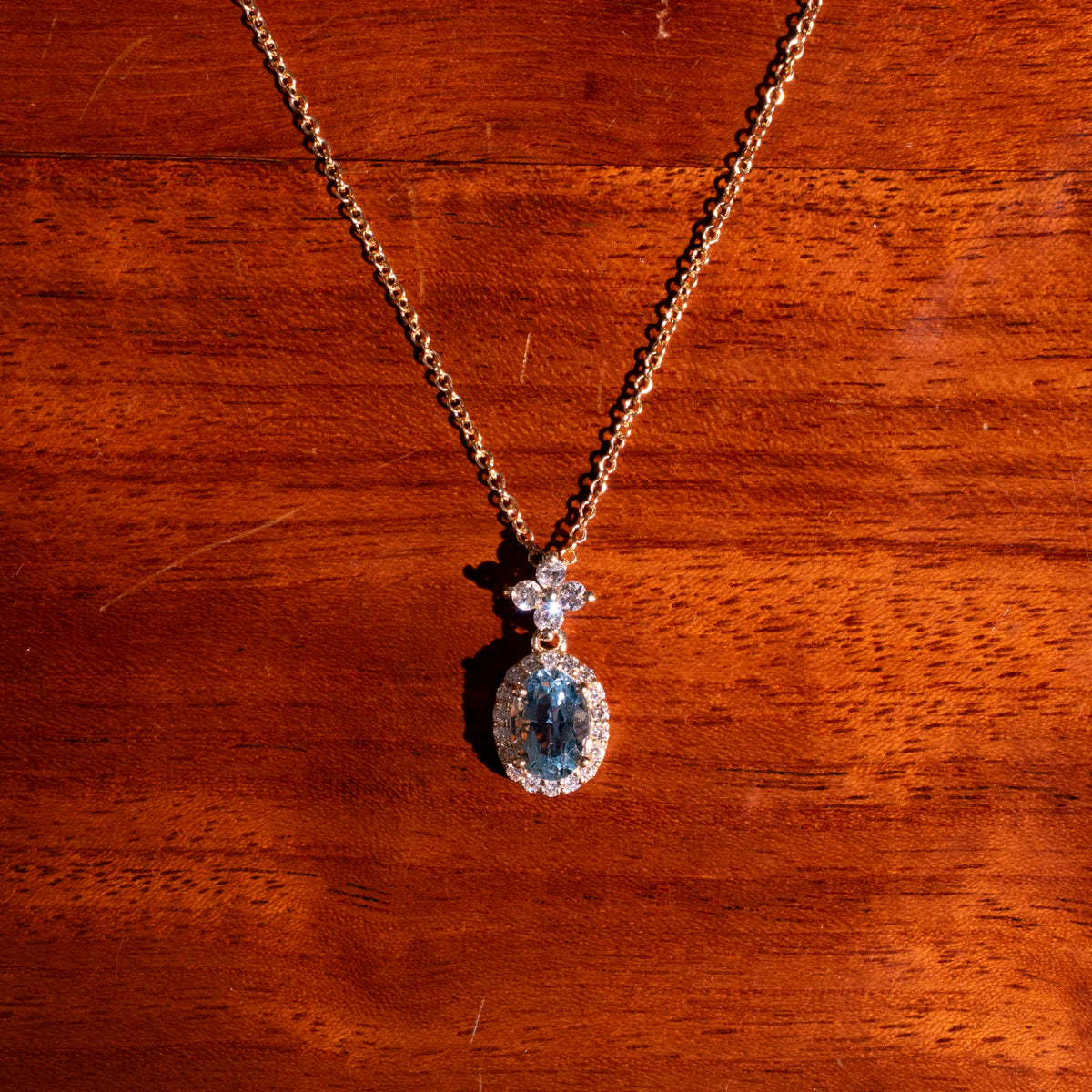 Aquamarin Halskette mit Diamanten