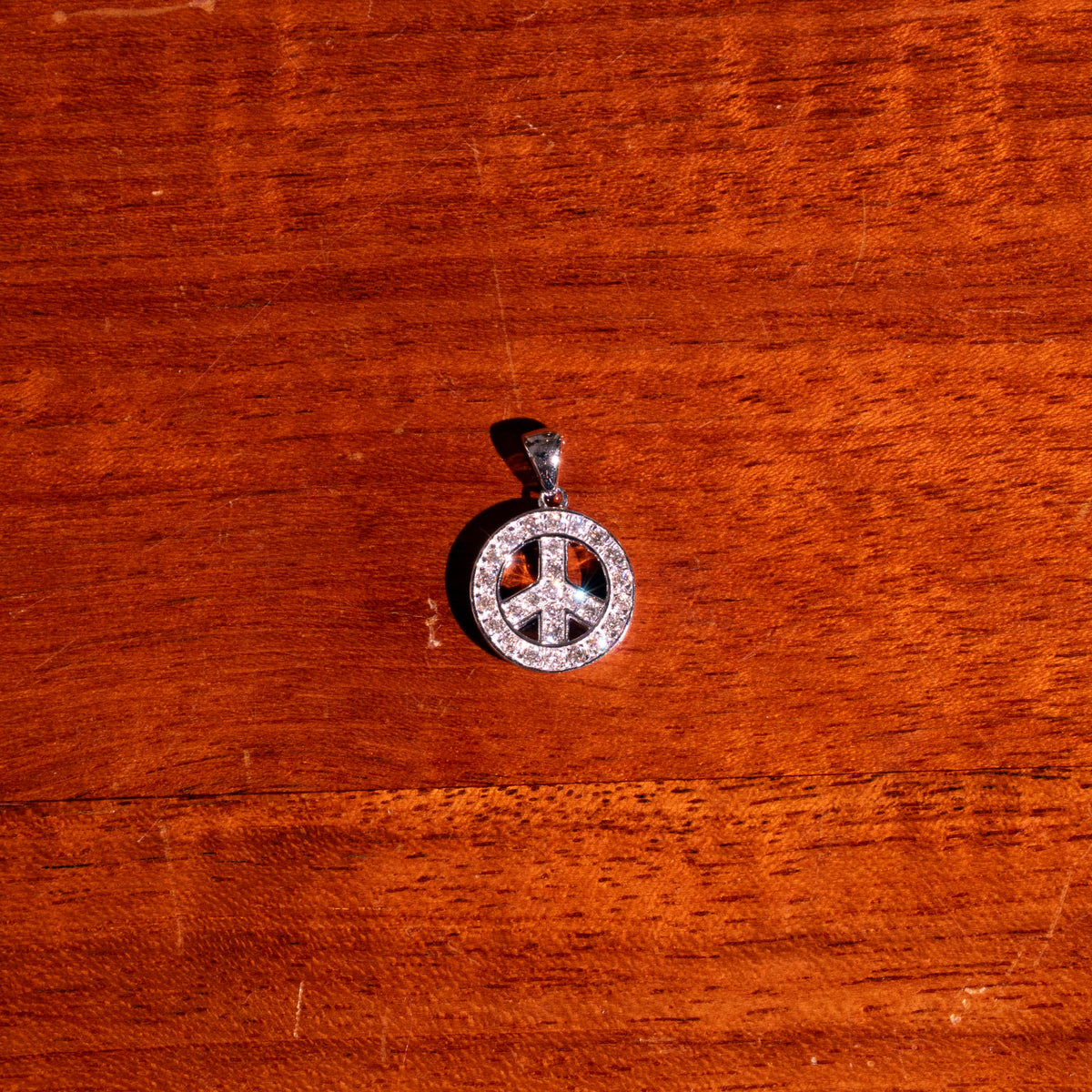 Peace-Anhänger mit Diamanten
